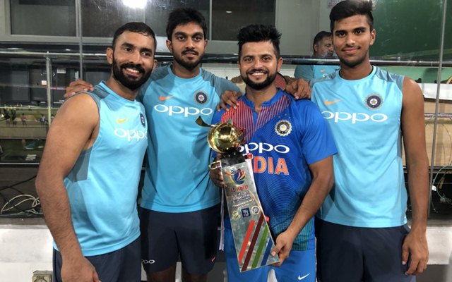 Dinesh Karthik celebrates the win with teammates. (Photo Source: Twitter)
