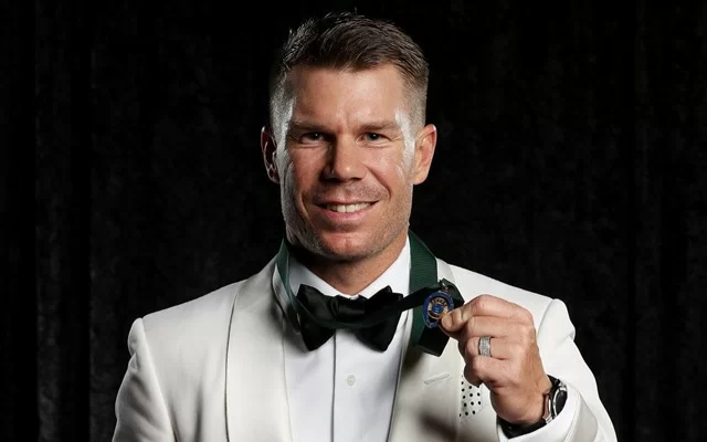 David Warner poses with the Allan Border Medal. (Photo by Graham Denholm/Getty Images)