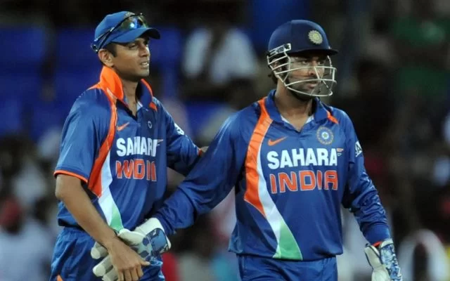 Rahul Dravid and MS Dhoni. (Photo by LAKRUWAN WANNIARACHCHI/AFP via Getty Images)