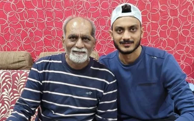 Axar Patel and his dad. (Photo Source: Twitter/Axar Patel)