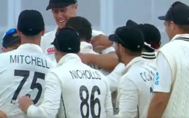 New Zealand players congratulate Ross Taylor after he gets a wicket. (Photo Source: Twitter/BLACKCAPS)
