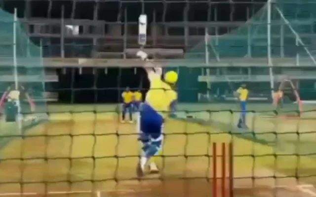 MS Dhoni one-handed six (Photo source: Twitter)