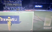 MS Dhoni setting field. (Photo Source: Twitter)