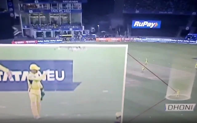 MS Dhoni setting field. (Photo Source: Twitter)