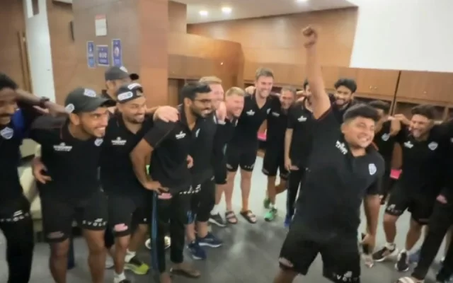 David Warner with DCplayers in the dressing room (Photo Source: Twitter/DC)