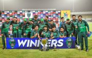 Pakistan with ODI Trophy (Image Source: PCB Twitter)