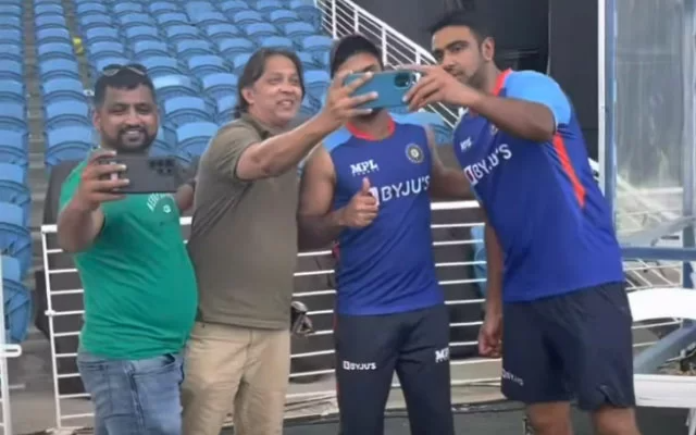 Dinesh Karthik and Ravi Ashwin posing for a selfie with an Indian fan. (Photo Source: YouTube/VimalKumar)