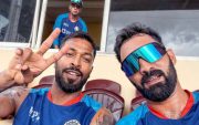 Dinesh Karthik with his teammates (Image Source: Twitter)