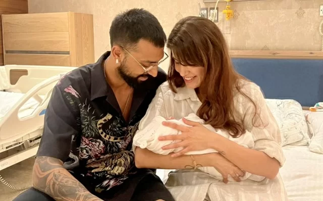 Krunal Pandya with his family. (Photo Source: Twitter)
