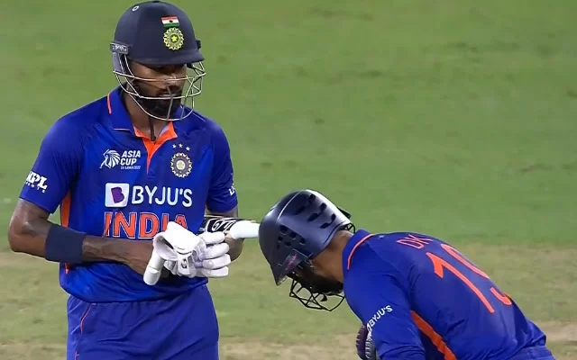 Dinesh Karthik bowing down to Hardik Pandya. (Photo Source: Hotstar)