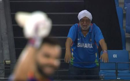 Virat Kohli Fan Bowing. (Photo Source: Neal Caffrey/Twitter)