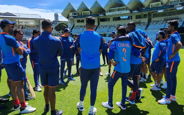 VVS Laxman and Team India (Image Source: BCCI Twitter)
