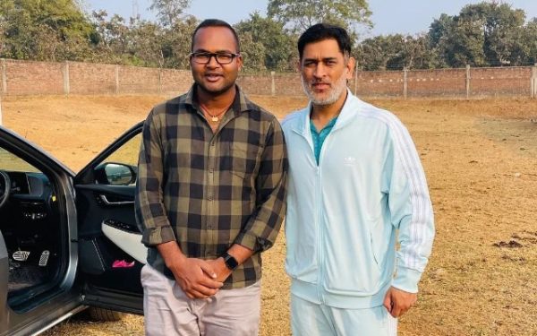MS Dhoni with a fan (Image Source: Twitter)