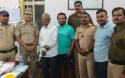 Kedar Jadhav with his father and Police personnel (Image Source: Twitter)