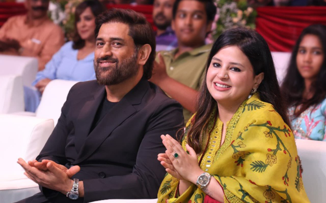 MS Dhoni with wife Sakshi. (Image Source: CSK Twitter)
