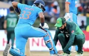 Shadab Khan ties Hardik Pandya's shoe lace (Photo Source : Twitter)