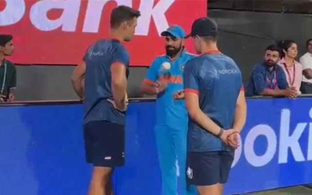 Mohammed Shami Teaching. (Photo Source: Twitter)