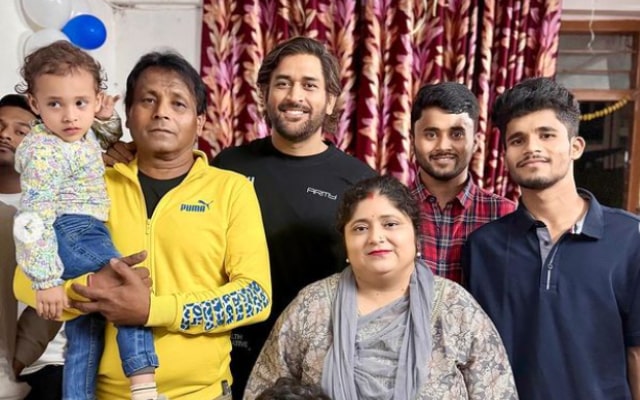 MS Dhoni with fans. (Image Source: Instagram)