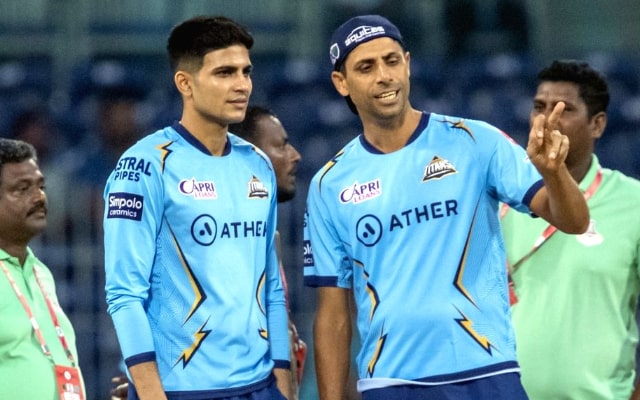 Shubman Gill and Ashish Nehra. (Image Source: BCCI-IPL)