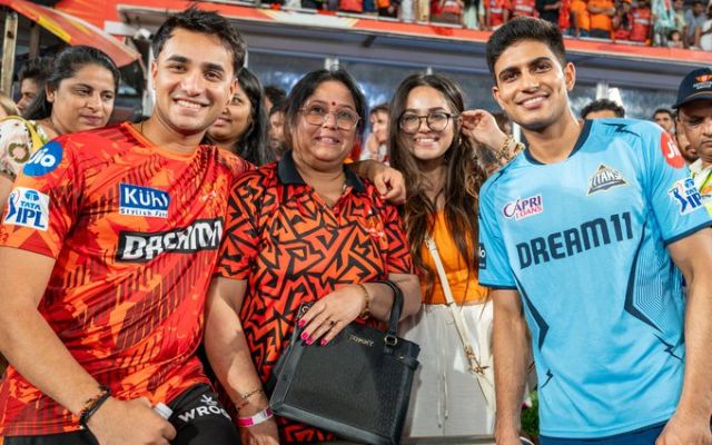Shubman Gill with Abhishek Sharma Family (Photo Source: X/Twitter)