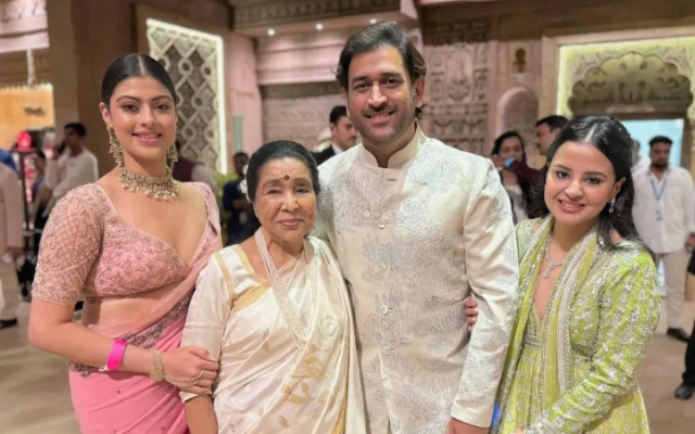 Zanai Bhosle shares a photo with MS Dhoni 