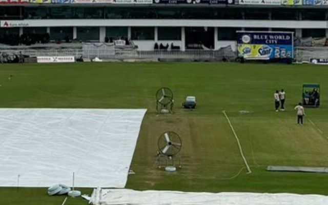 Fans were used to dry the pitch in Pakistan - photos go viral (Source X)