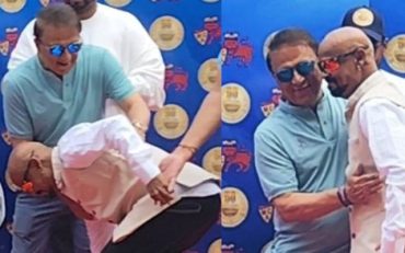 Vinod Kambli Touches Feet Of Sunil Gavaskar (Pic Source-X)