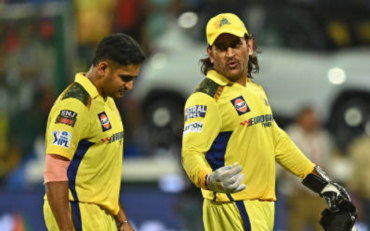 MS Dhoni and Tushar Deshpande (image via getty)