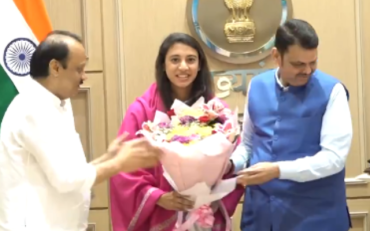 Maharashtra CM Devendra Fadnavis and Deputy CM Ajit Pawar felicitate World Cup champions (image via PTI/X)