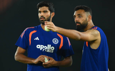 Varun Chakravarthy and Washington Sundar (image via getty)